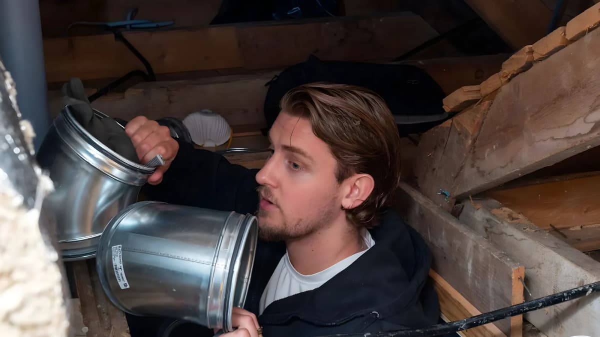 Ventilationstekniker som arbetar vid ett FTX-aggregat