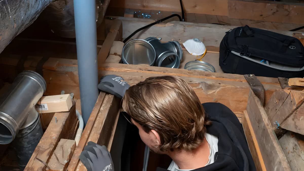 Tekniker som går igenom uppgifter inför radonmätning